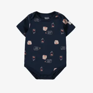 Cache-couche marine à manches courtes avec motif de bateaux dans une bouteille, en jersey extensible, bébé || Navy short-sleeved bodysuit with boat-in-a-bottle all over print, in stretch jersey, baby
