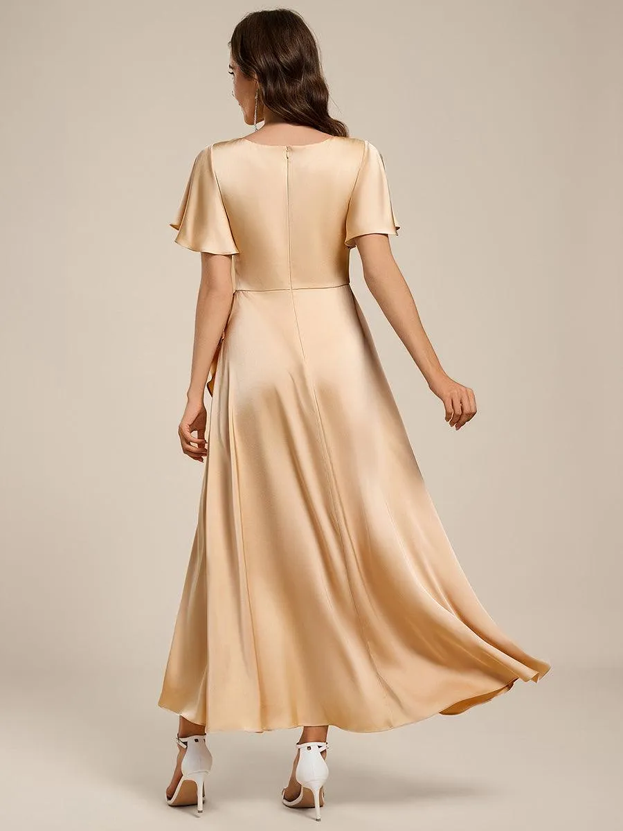 Robe de demoiselle d'honneur élégante en satin à volants et coupe trapèze