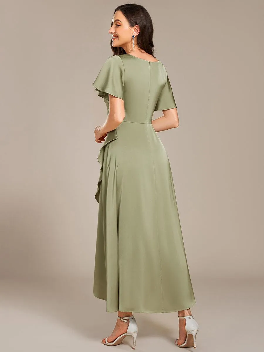 Robe de demoiselle d'honneur élégante en satin à volants et coupe trapèze