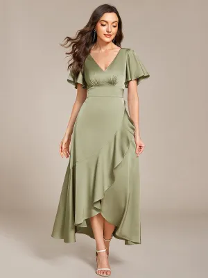 Robe de demoiselle d'honneur élégante en satin à volants et coupe trapèze